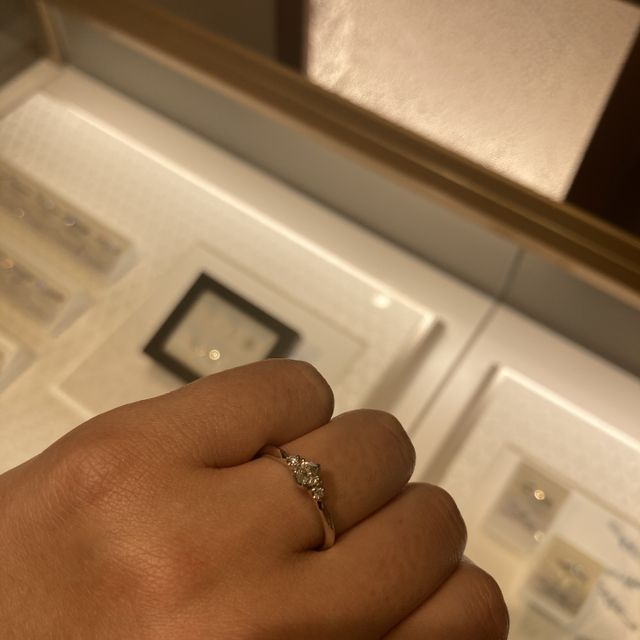 【俄(にわか)の口コミ】 メインの石の横に二つ小さな石が付いていて、とてもキラキラでかわいいデ…