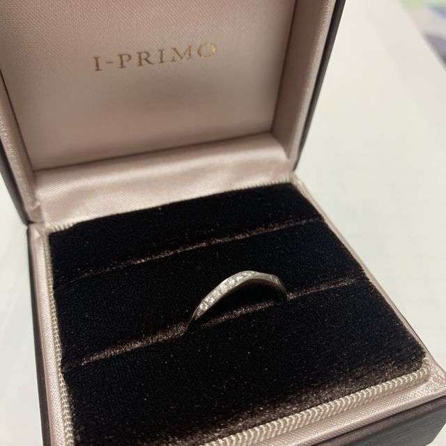 【アイプリモ(I-PRIMO)の口コミ】 端から端のラインに沿ったダイヤモンドの輝きがどこから見てもとにかく綺…