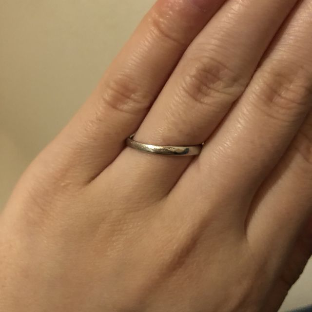 【4℃ BRIDAL(ヨンドシーブライダル)の口コミ】 デザインはシンプルです。
ゴツゴツの指輪もあったのですが、やっぱりシン…