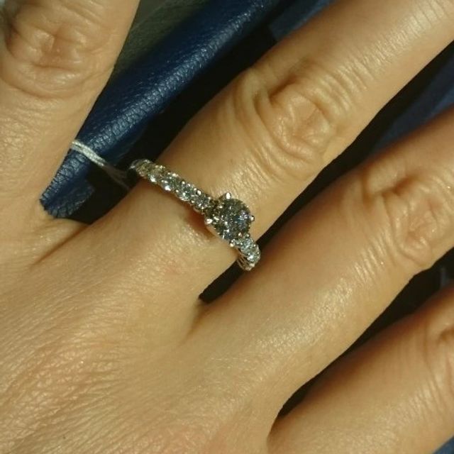 【銀座ダイヤモンドシライシの口コミ】 ダイヤモンドがたくさん付いている華やかなリングを探しており、イメージ…