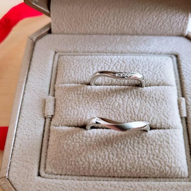 【TRECENTI(トレセンテ)の口コミ】 Ｖラインのデザインは考えていなかったのですが、この指輪は左手の薬指に…