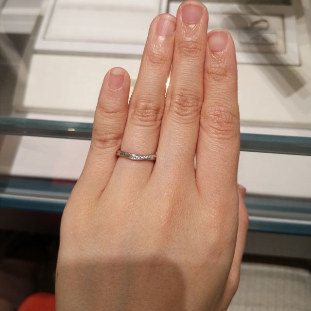 【銀座ダイヤモンドシライシの口コミ】 つけ心地が最高！
指輪を付けたり外したりするときにストレスが全くありま…