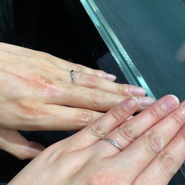 【ラザール ダイヤモンド(LAZARE DIAMOND)の口コミ】 彼とお揃いでお互いの指に合うものを選びました。エコーはストレートとは…