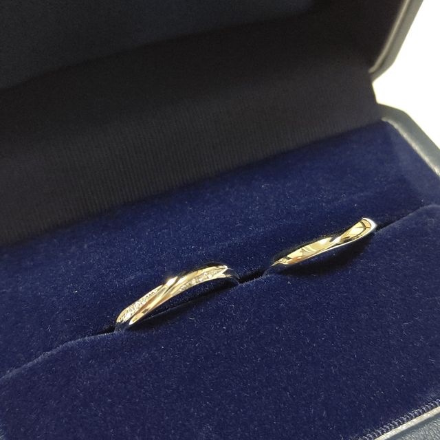 【銀座ダイヤモンドシライシの口コミ】 はじめはシンプルな石なしのものにしようと思いましたが、ダイヤモンドの…