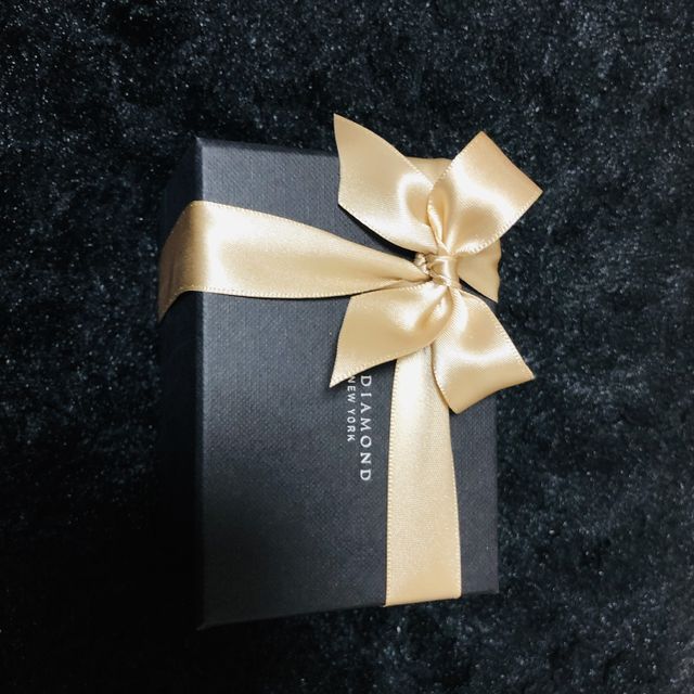 【ラザール ダイヤモンド(LAZARE DIAMOND)の口コミ】 ERIE アシンメトリーで上品な流れるようなラインが特徴的で個性的なデザイ…