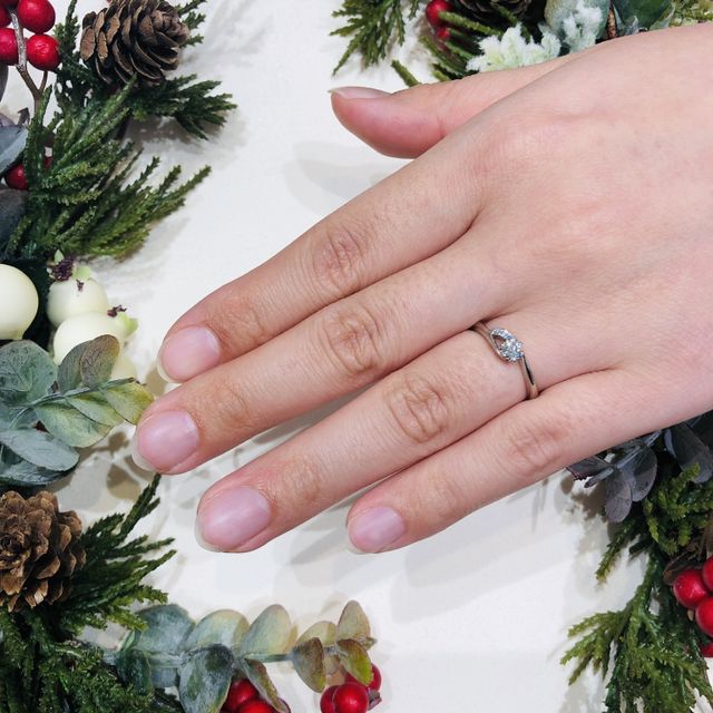 【ラザール ダイヤモンド(LAZARE DIAMOND)の口コミ】 ERIE アシンメトリーで上品な流れるようなラインが特徴的で個性的なデザイ…