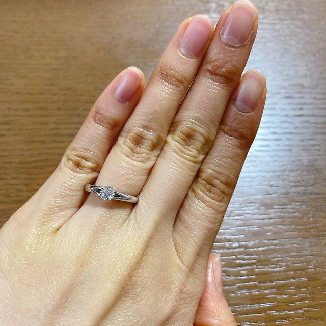 【ラザール ダイヤモンド(LAZARE DIAMOND)の口コミ】 シンプルで普段使い出来るものを探していたので、こちらのリングはつけ心…