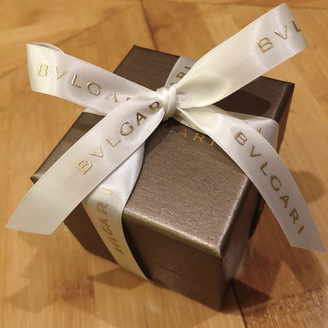 【ブルガリ(BVLGARI)の口コミ】 シンプルで指が長く見える緩やかなV字のものを探していました。細いライン…