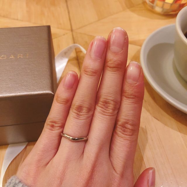 【ブルガリ(BVLGARI)の口コミ】 シンプルで指が長く見える緩やかなV字のものを探していました。細いライン…