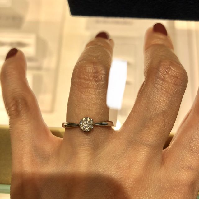 【ヴァンドーム青山(VENDOME AOYAMA)の口コミ】 一番シンプルな1粒タイプのものをみせていただきました。
上からみるとお…