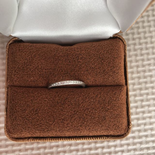 【ENUOVE(イノーヴェ)の口コミ】 指輪を着用した時、少しでも手、指が細くキレイに見えるよう、細身で、カ…