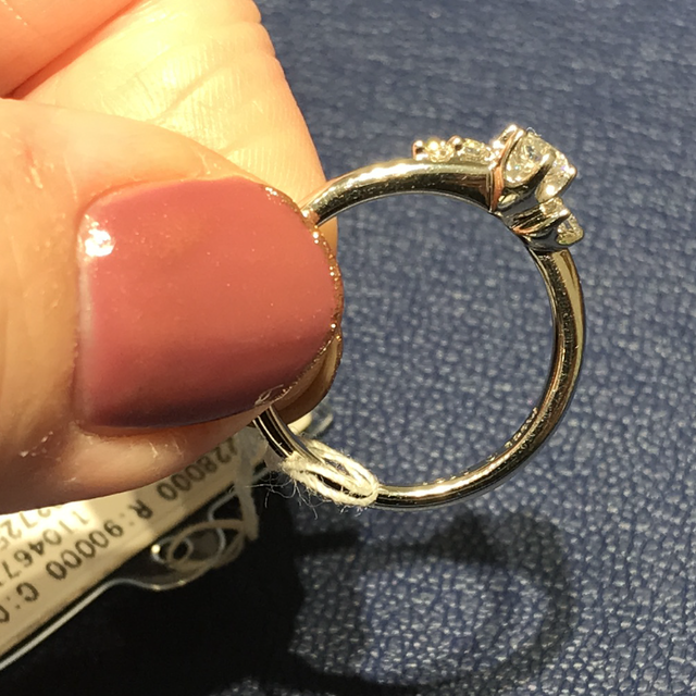 【銀座ダイヤモンドシライシの口コミ】 指輪のデザインはダイヤモンドを魅せるための形になっていてとても洗礼さ…