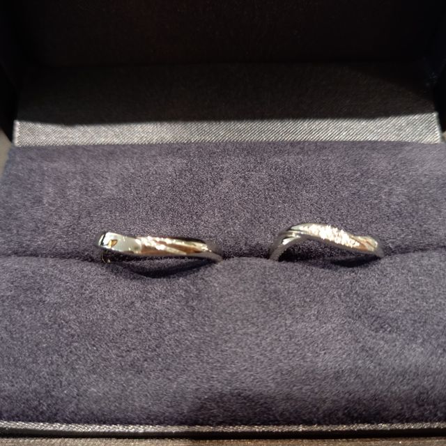 【ラザール ダイヤモンド(LAZARE DIAMOND)の口コミ】 特徴的ですが、細長い私の指にも、太くて短い彼の指にもしっくりくるデザ…