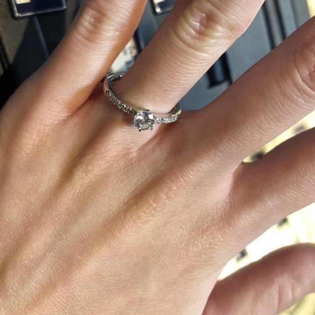 【ROYAL ASSCHER(ロイヤル・アッシャー)の口コミ】 指輪のデザイン:メレ(中心に大きいダイヤモンド、周りに等しい大きさの小…