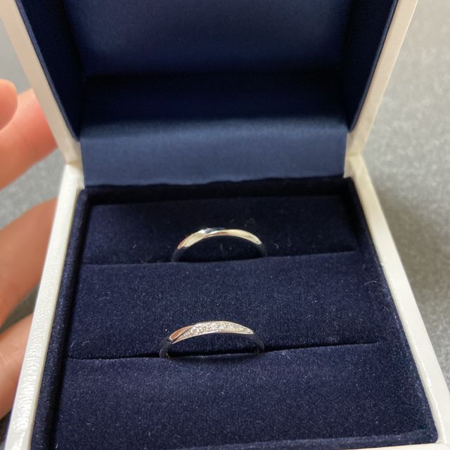 【HOSHI no SUNA 星の砂(ほしのすな)の口コミ】 指輪の華やかさが婚約指輪ととても合い、つけた瞬間これにしよ！と即決で…
