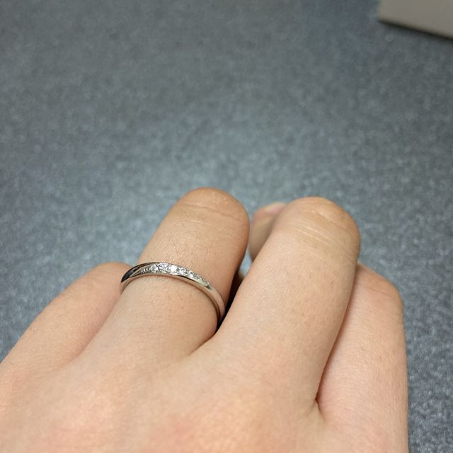 【HOSHI no SUNA 星の砂(ほしのすな)の口コミ】 指輪の華やかさが婚約指輪ととても合い、つけた瞬間これにしよ！と即決で…