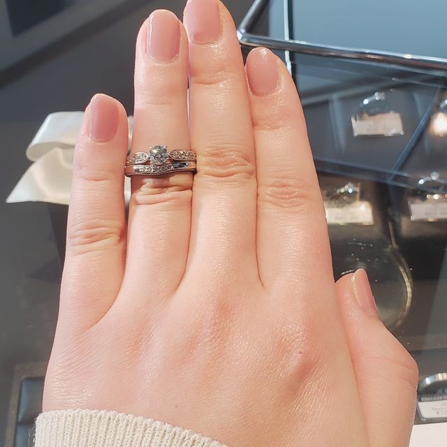 【エクセルコダイヤモンド(EXELCO DIAMOND)の口コミ】 骨格ストレートの太めの指にも負けない幅が広めのバンド、パヴェとミル打…