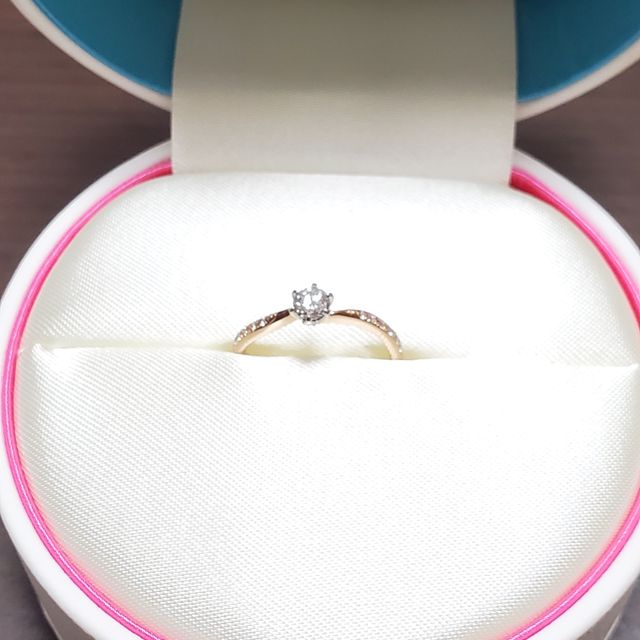 【COCKTAIL(カクテル)の口コミ】 指輪の周りにも小さいダイヤが入っており、シンプルで使いやすいデザイン…