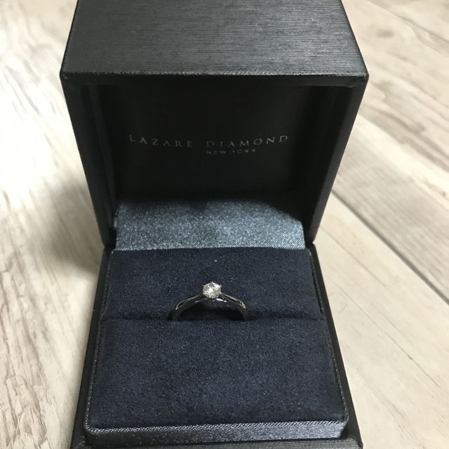 【ラザール ダイヤモンド(LAZARE DIAMOND)の口コミ】 王道の一粒ダイヤモンドで、婚約指輪感が強かった。ダイヤモンドに向かっ…