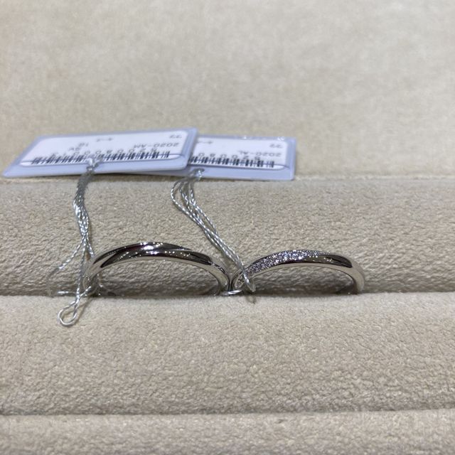 【TRECENTI(トレセンテ)の口コミ】 男性女性どちらも流れるラインが素敵でした。
女性の方のリングはダイヤが…