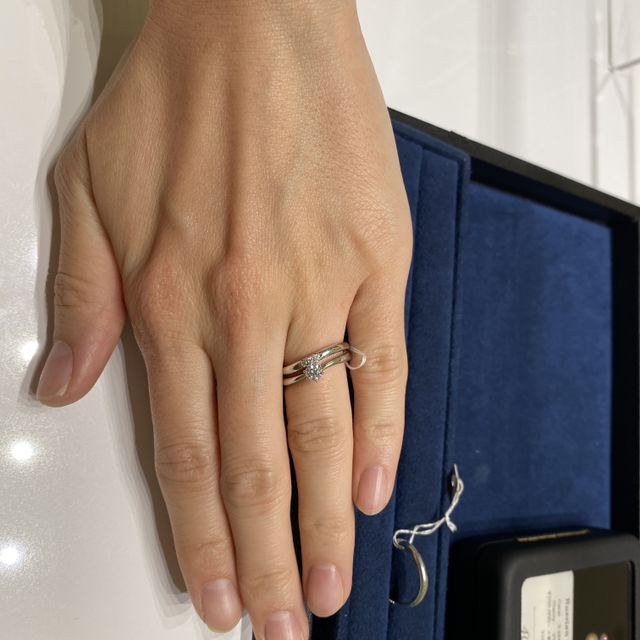 【4℃ BRIDAL(ヨンドシーブライダル)の口コミ】 ウェーブデザインでシンプルすぎないもの、重ね付けしてより映えるものを…