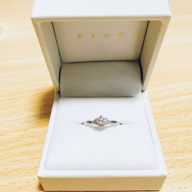 【宝寿堂(ほうじゅどう)の口コミ】 ストレートの幅のあるリングですが中央にかけて細くなっており、ダイヤモ…