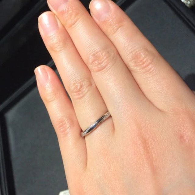 【エクセルコダイヤモンド(EXELCO DIAMOND)の口コミ】 結ぶという意味がある紐をモチーフにしたデザインであり、ウェーブ状に連…