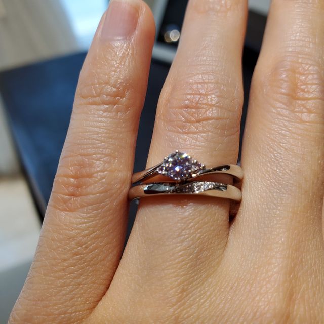 【TRECENTI(トレセンテ)の口コミ】 細身のウェーブで結婚指輪とセットで着けてもギラギラしすぎないのでシン…