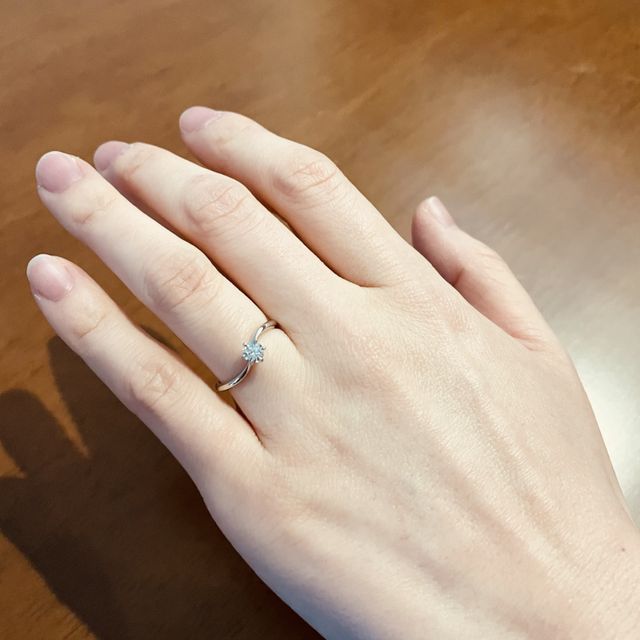 【ケイウノ ブライダル(K.UNO BRIDAL)の口コミ】 シンプルにストレートのリングでは無くて少し動きがあるデザインでオシャ…
