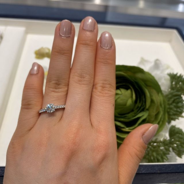 【MIKIMOTO(ミキモト)の口コミ】 真ん中に1石と、リングにも左右5石ずつダイヤモンドが埋め込まれたタイプ…