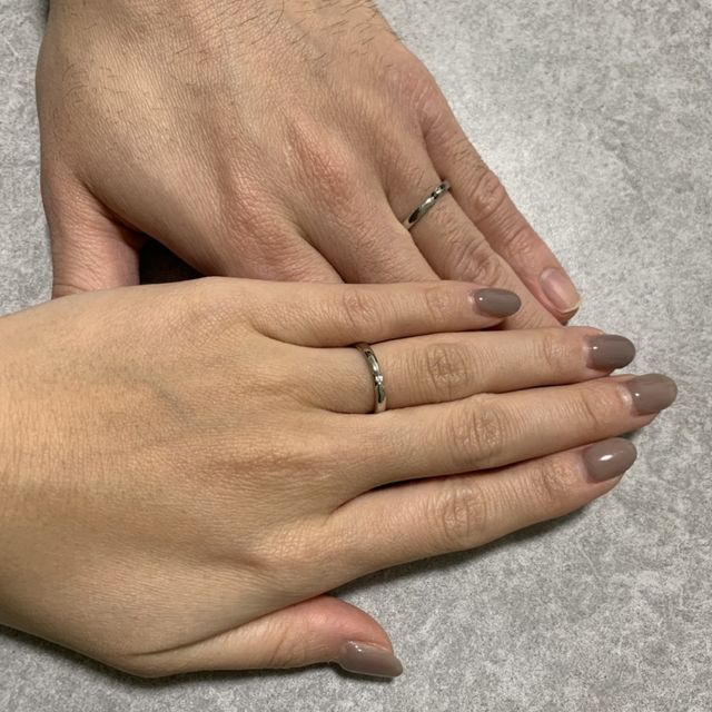【エクセルコダイヤモンド(EXELCO DIAMOND)の口コミ】 2人で同じデザインの結婚指輪にしました！
ダイヤはそれぞれ違う色のを付…