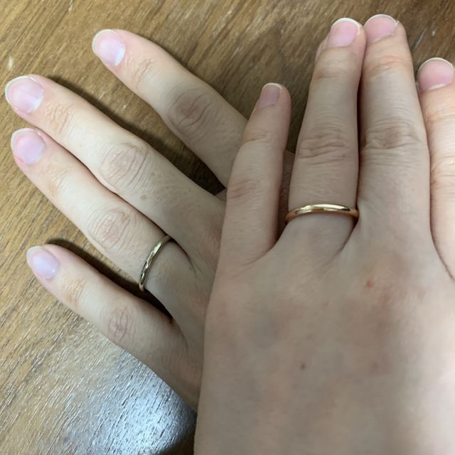 【4℃ BRIDAL(ヨンドシーブライダル)の口コミ】 2人とも仕事用でも付けやすいシンプルな指輪が欲しかったため、こちらのデ…