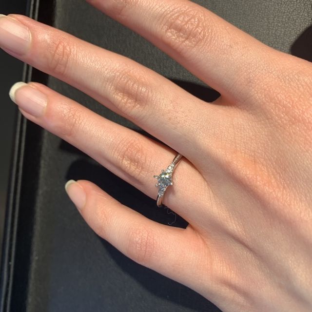 【エクセルコダイヤモンド(EXELCO DIAMOND)の口コミ】 センターダイヤモンドの大きさは0.25カラットですが、
・両脇にメレダイヤ…