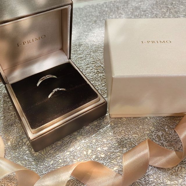 【アイプリモ(I-PRIMO)の口コミ】 男性側のリングにストーンが付いているのが珍しくて気に入りました。手が…