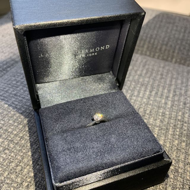 【ラザール ダイヤモンド(LAZARE DIAMOND)の口コミ】 プロポーズの際にダイヤだけ渡してもらって、後日彼と一緒に店舗に行き指…