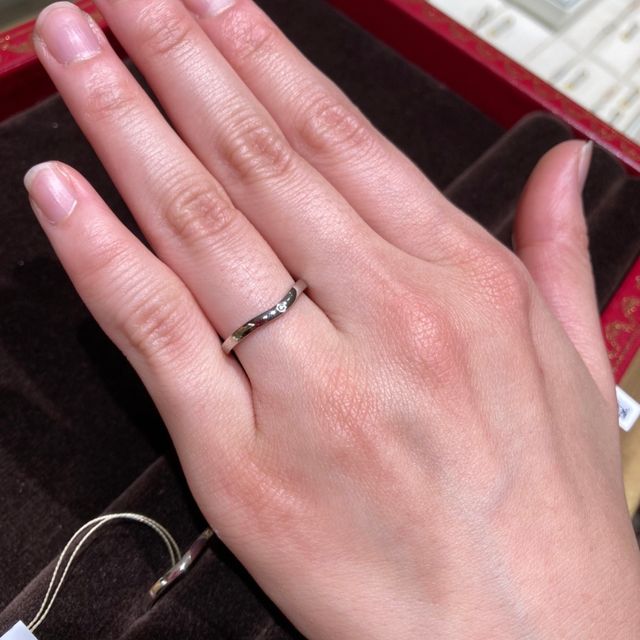 【カルティエ(Cartier)の口コミ】 シンプルなのに一粒ダイヤが際立つ綺麗なシルエットです。また、V字側には…