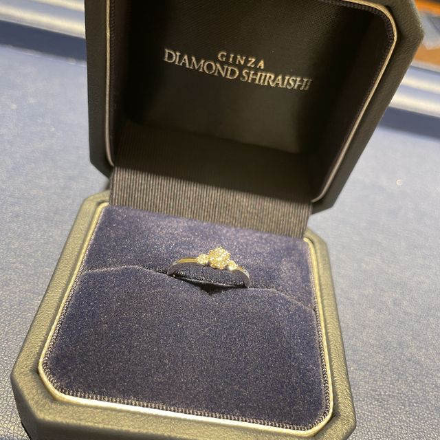 【銀座ダイヤモンドシライシの口コミ】 指輪のデザインを元々見ていて、型のだいたいの希望と価格帯を提示し、色…