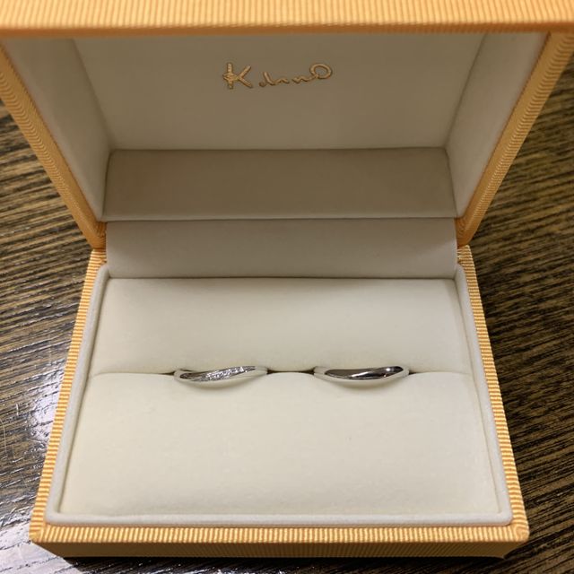【ケイウノ ブライダル(K.UNO BRIDAL)の口コミ】 デザインがシンプルで、かつ手にすごく馴染むので、指輪初心者でも安心し…