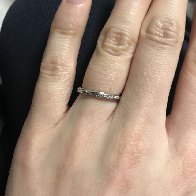 【銀座ダイヤモンドシライシの口コミ】 指輪自体がしっかりしていて、自分の指にしっくりきました。付け心地がと…