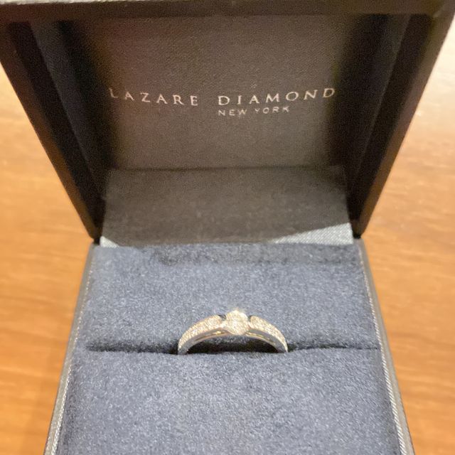 【ラザール ダイヤモンド(LAZARE DIAMOND)の口コミ】 ダイヤが突出していないタイプのリングを探している中で、こちらのリング…