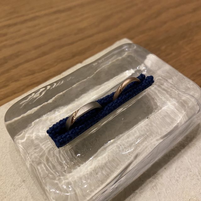 【mina.jewelry(ミナジュエリー)の口コミ】 指輪の形は丸四角や丸三角など指にフィットしやすい形を試着しながら決め…