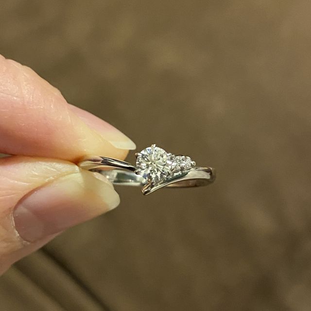 【EIKA(エイカ)の口コミ】 夫からプロポーズにダイヤ(ケースを開けたら薔薇がありその真ん中にダイヤ…