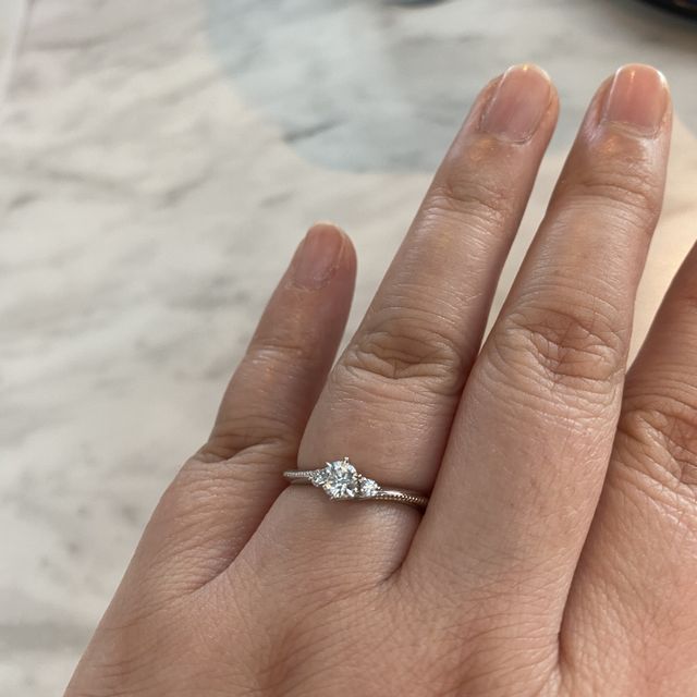 【エクセルコダイヤモンド(EXELCO DIAMOND)の口コミ】 シンプルでダイヤ1粒のみのデザインを探していましたが、担当の方や彼氏の…