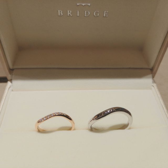 【BRIDGE(ブリッジ)の口コミ】 レディースリングにはダイヤモンドがたくさんセッティングされていて色も…