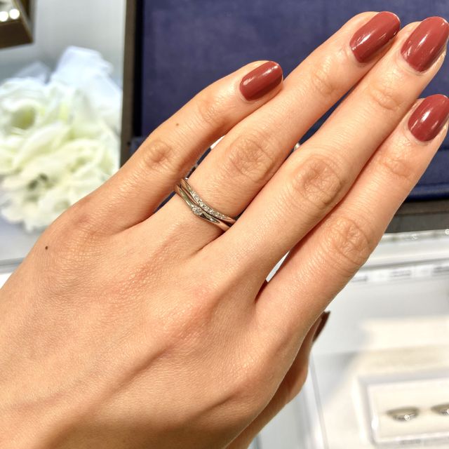 【4℃ BRIDAL(ヨンドシーブライダル)の口コミ】 ハーフエタニティを婚約指輪として選び、シンプルな結婚指輪とセットで着…