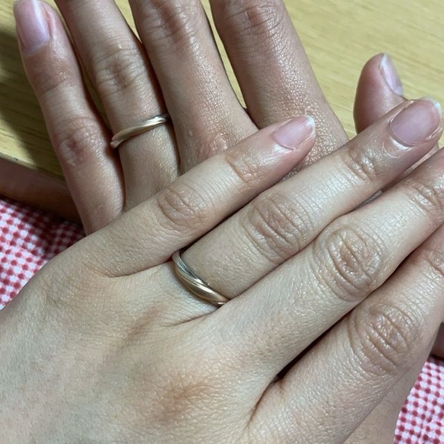【4℃ BRIDAL(ヨンドシーブライダル)の口コミ】 結婚指輪:他の人とは被らないものを希望していました。担当者の方が持って…