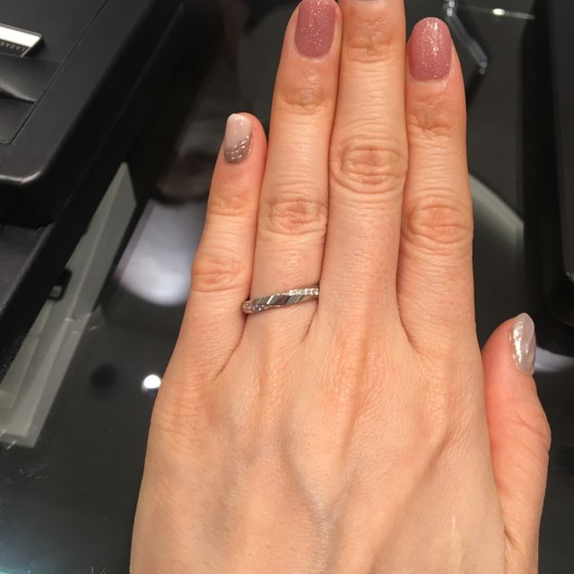 【ラザール ダイヤモンド(LAZARE DIAMOND)の口コミ】 結婚指輪ストレートでダイヤモンドが入った物で探していました。こちらの…