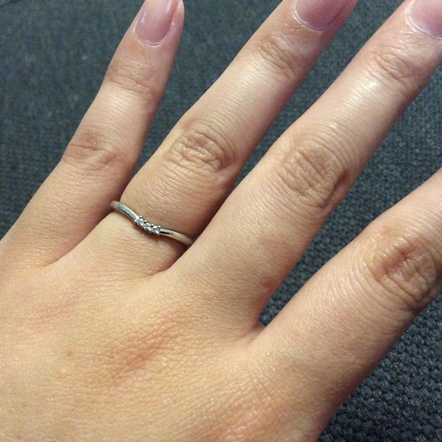 【アイプリモ(I-PRIMO)の口コミ】 細めの指輪を探していました。そうするとかなり絞られましたが、 このV字…