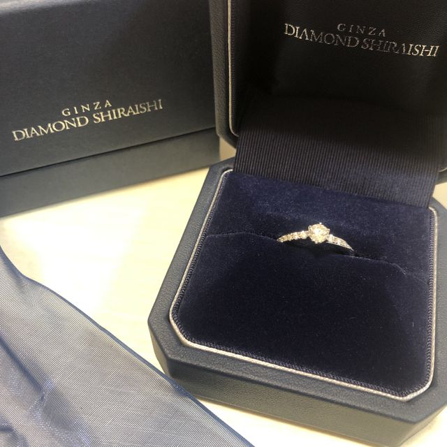 【銀座ダイヤモンドシライシの口コミ】 キラキラした婚約指輪に憧れがあり、メレダイヤも輝いているこちらの指輪…