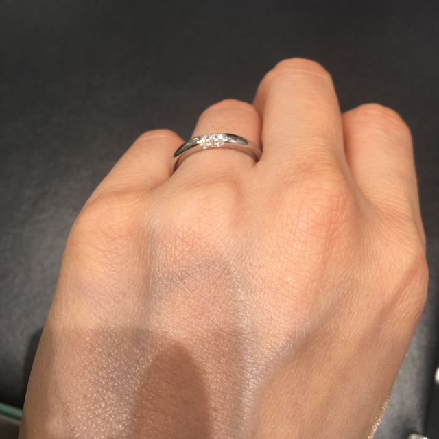 【ラザール ダイヤモンド(LAZARE DIAMOND)の口コミ】 ダイヤモンドが正面と上下の側面に3個並んでいて、合計9個のダイヤモンド…